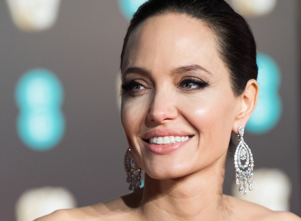 Angelina Jolie Net Worth In Career Early Life Otakukart