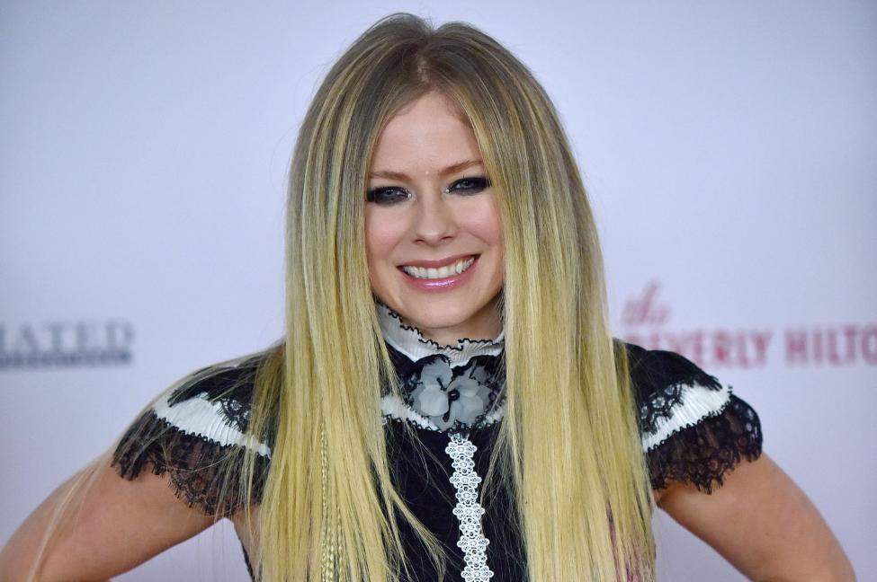 who is Avril LAvigne dating?