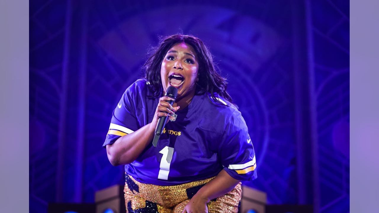 Who is Lizzo Dating Now   Is There Any Relation With Blueface  - 34
