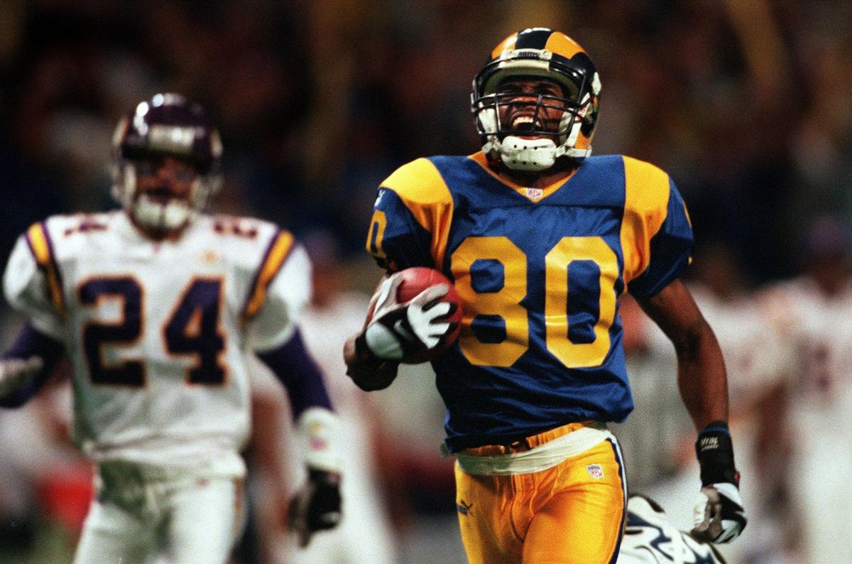 ATL2000013043- 30 JANUARY 2000 - ATLANTA, GEORGIA, USA: Rams WR Isaac Bruce  heads for the endzone with