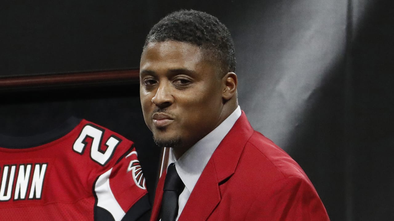 Former NFL RB Warrick Dunn Is Making A Fortune After Buying Small Portion  Of Falcons Franchise After Retiring - Daily Snark