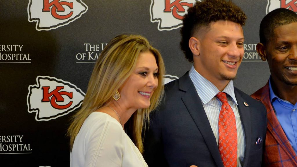 Who Is Patrick Mahomes' Mother, Randi Martin? All About His Family ...