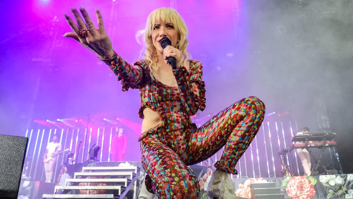 Carly Rae Jepsen Debuts New Single After 2 Years At Coachella 2022 Otakukart 