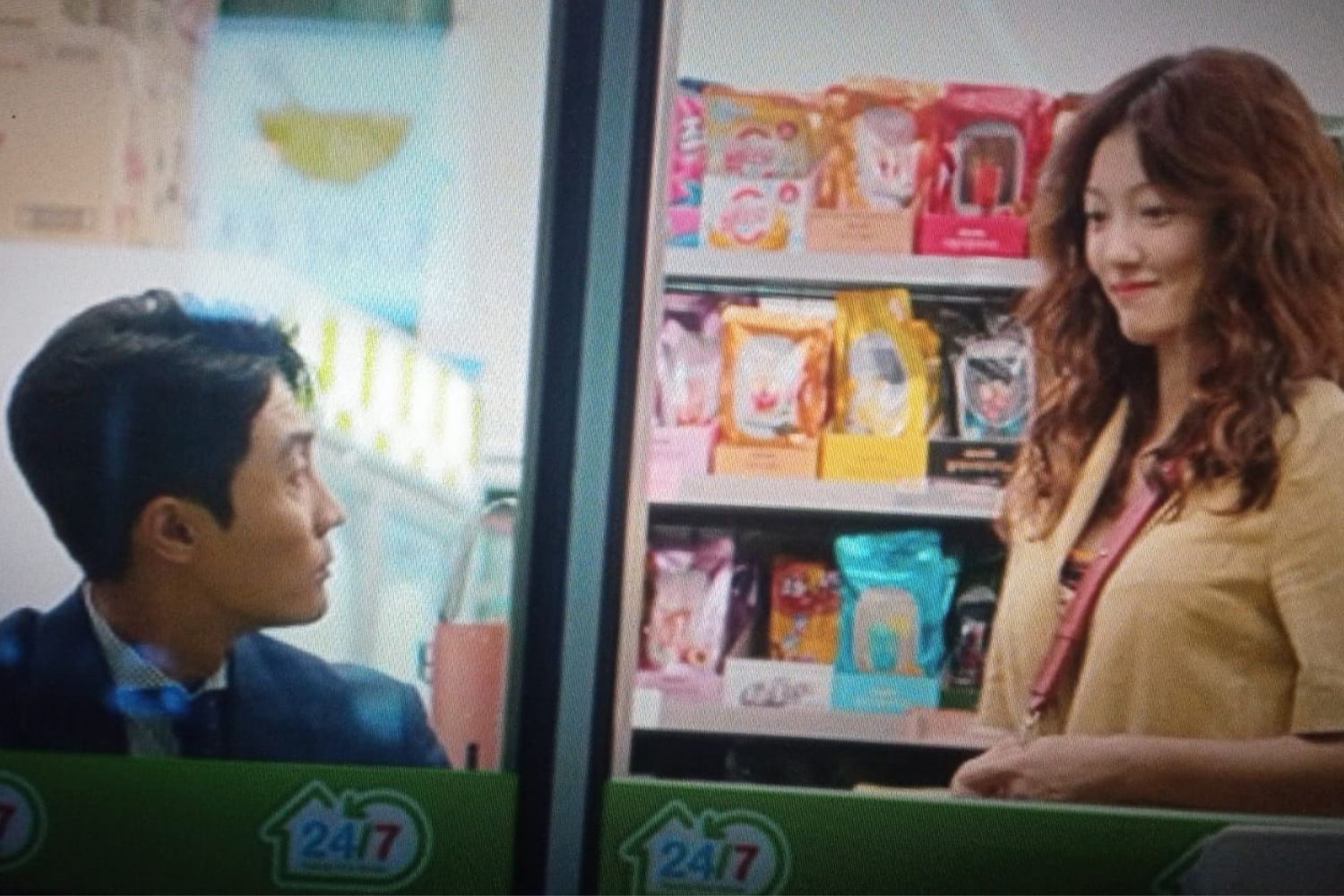 Con Yeom Ki Jung preguntándole a su jefe sobre los boletos de lotería.