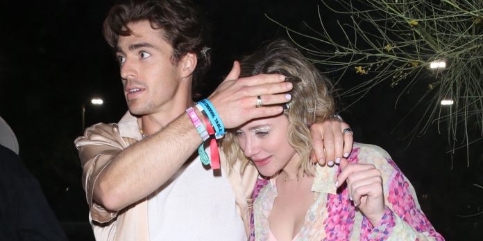 Lili Reinhart y su nuevo novio se juntan en el Neon Carnival de Coachella Citas Lili Reinhart