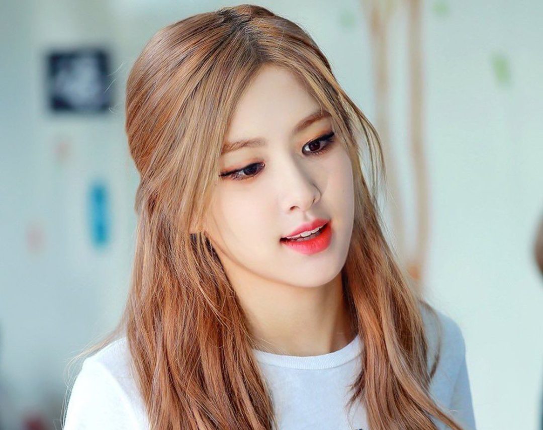 K-Pop Idols Who We Are Dying To See In Rom-Com K-Dramas! - Rosé