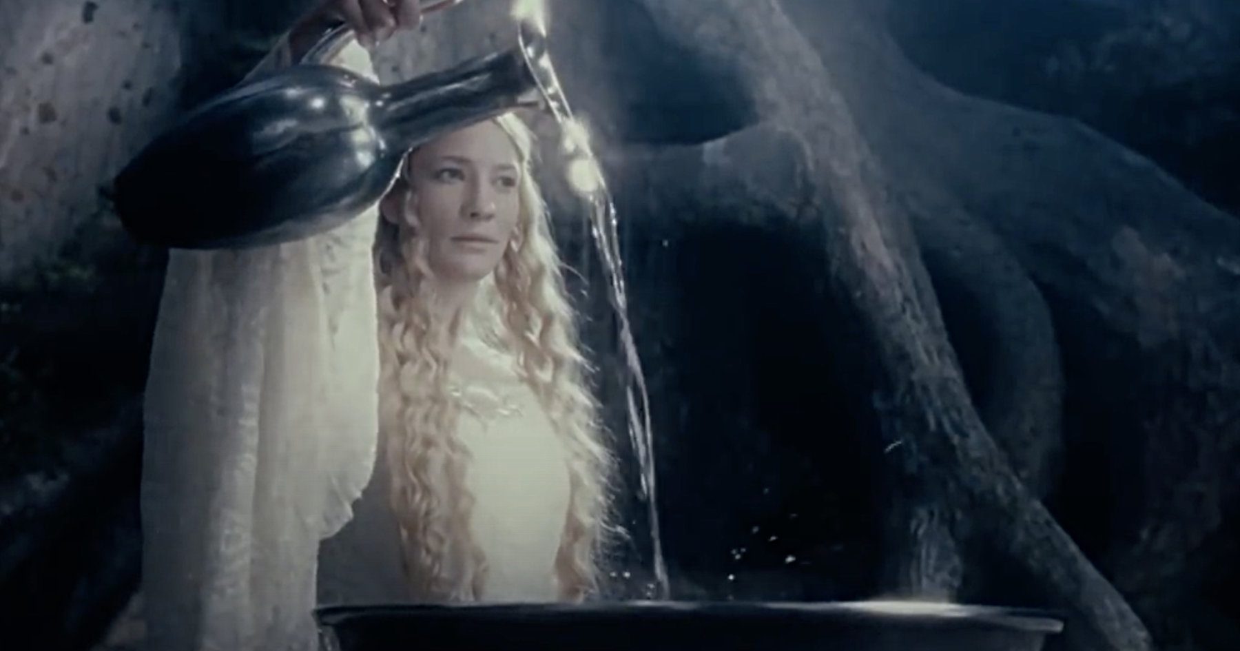 galadriel using the mirror that allows her to see the future
