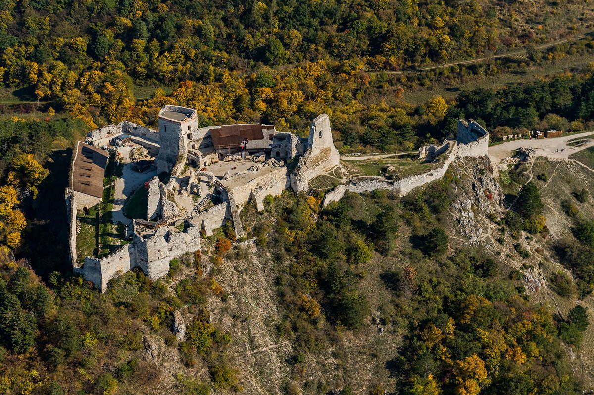 to show the ruins of čachtice castle