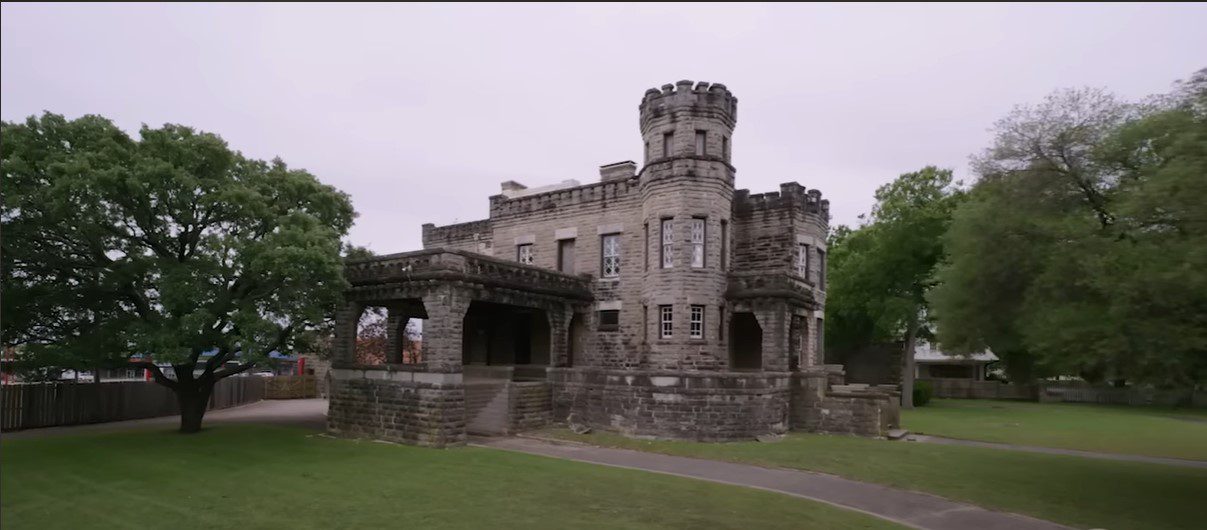 The castle Under restoration, show in the series