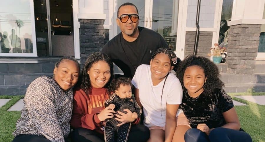 Mike Epps with all his five daughters 