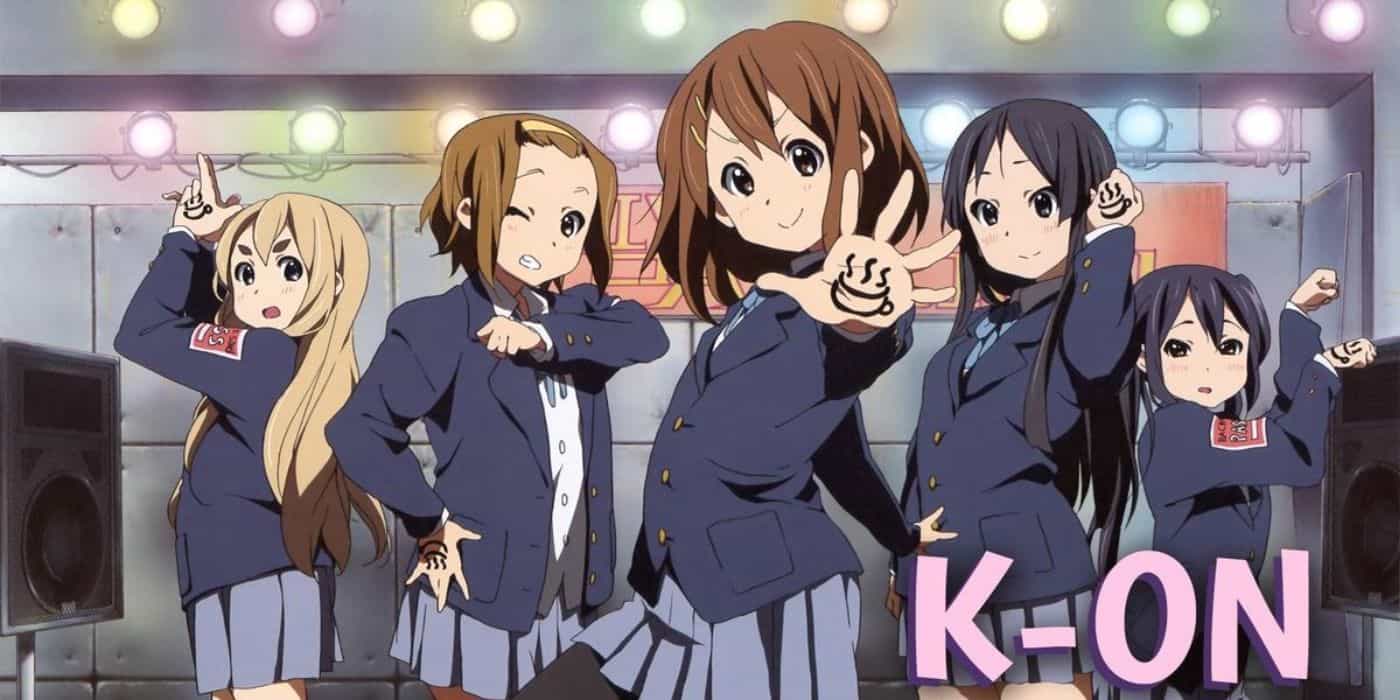 4 high school girls posing with their hand