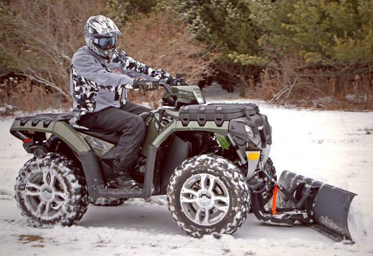 Jeremy Renner en su buggy de nieve