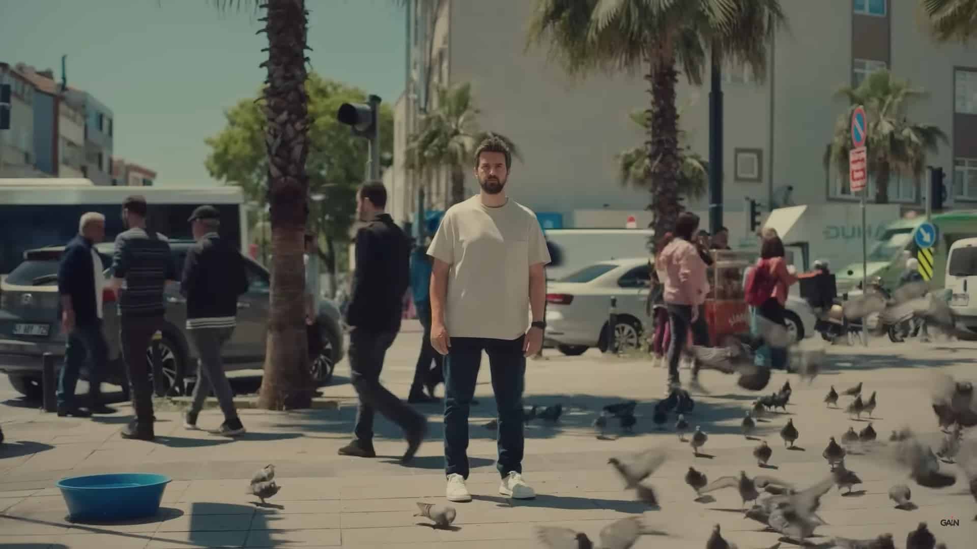 Dünya Bu: An isolated man amidst the hustle bustle of a city