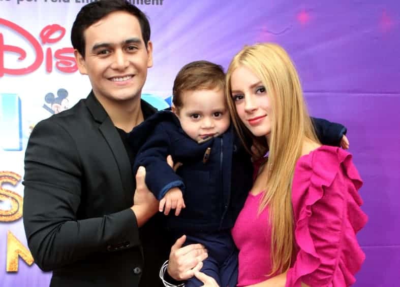Julian Figueroa with his wife and son (Credits: Twitter)