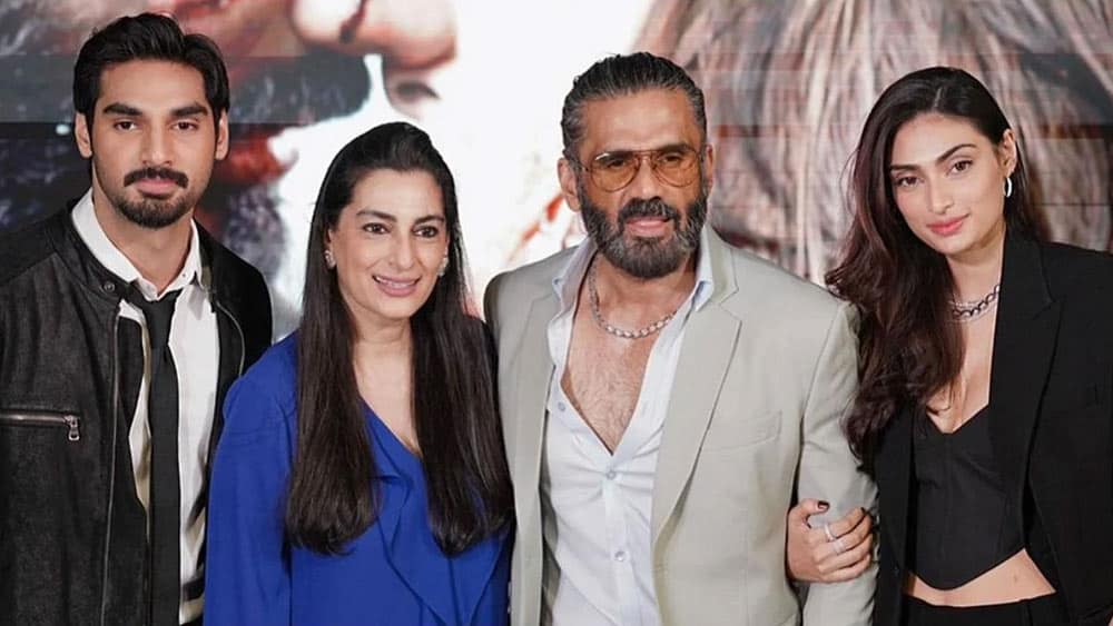 Sunil Shetty with his wife and children 