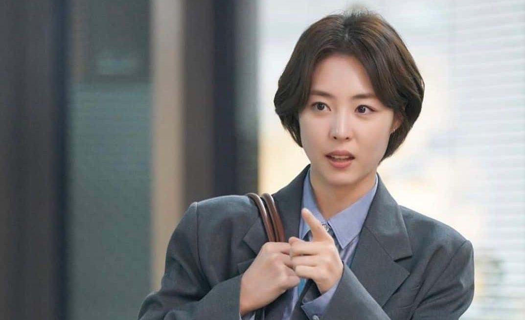 Lee Yun Hee as Park Yoon Ju