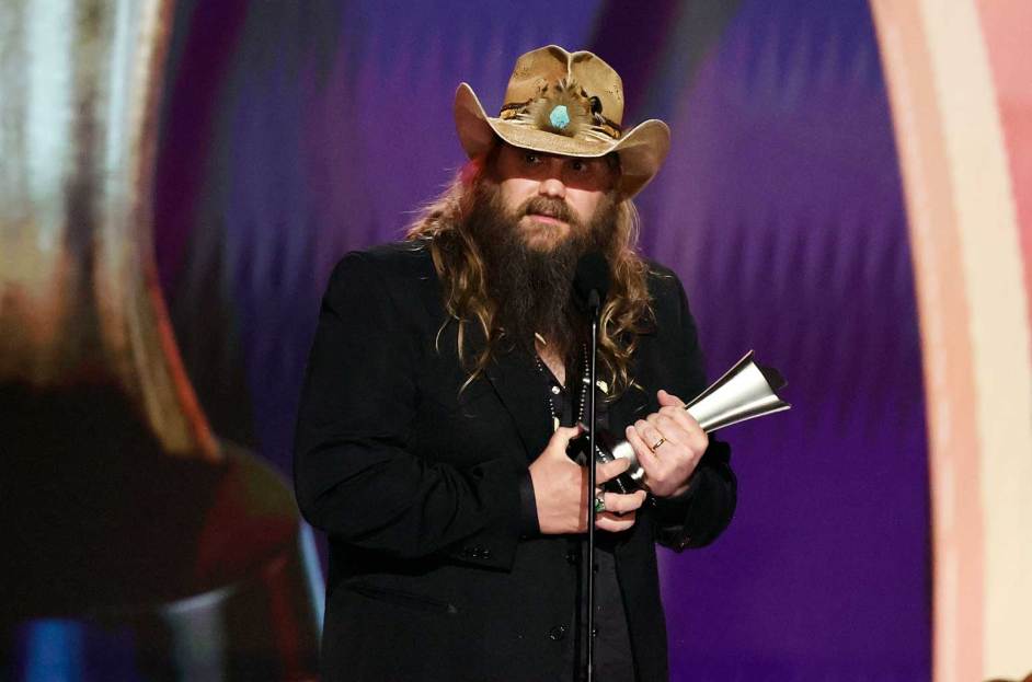 Chris Stapleton ganhando o prêmio de Artista do Ano no 58º Academy of Country Music Awards