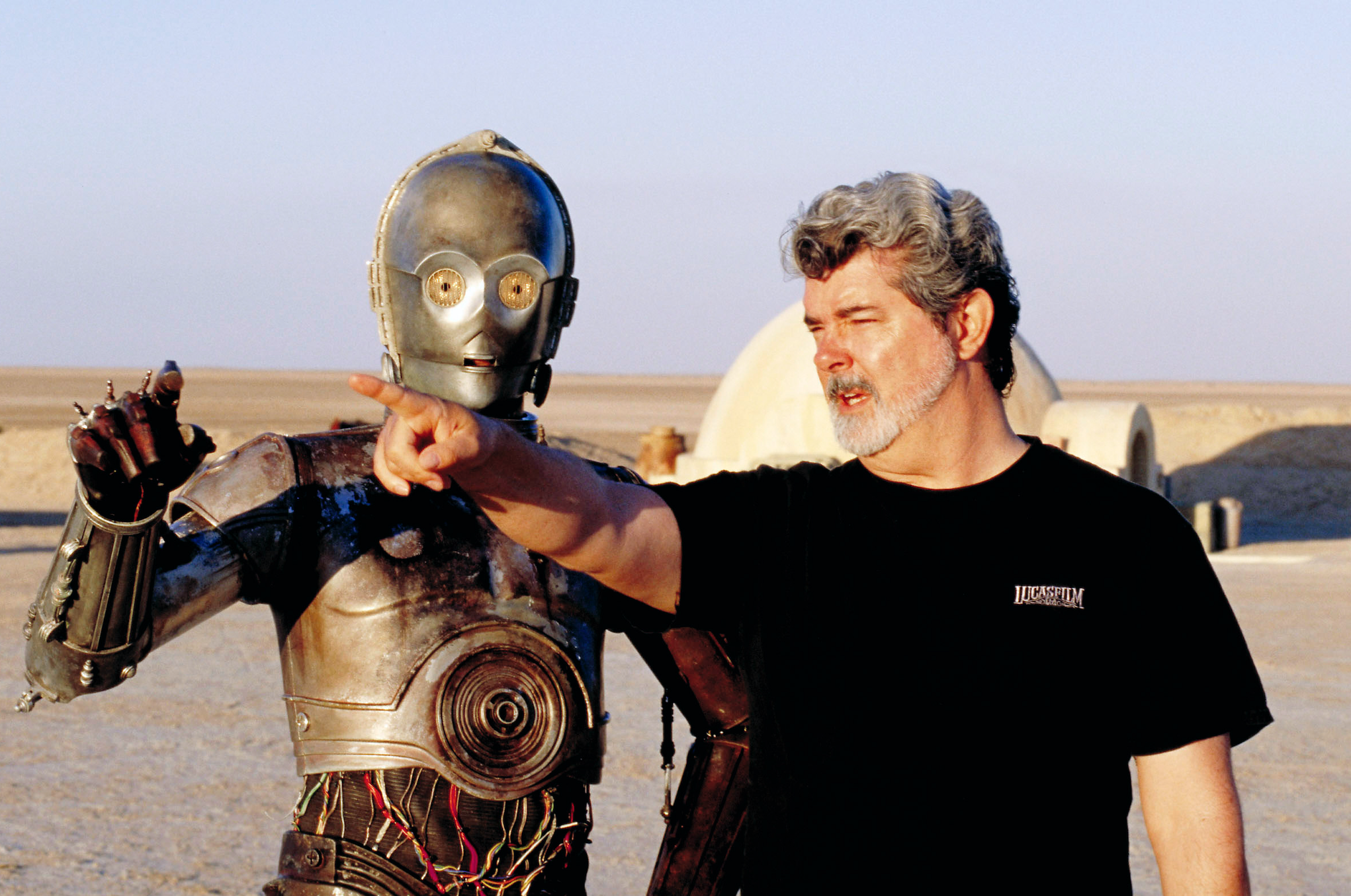 George Lucas nos bastidores do set de filmagem (Créditos: IndieWire)