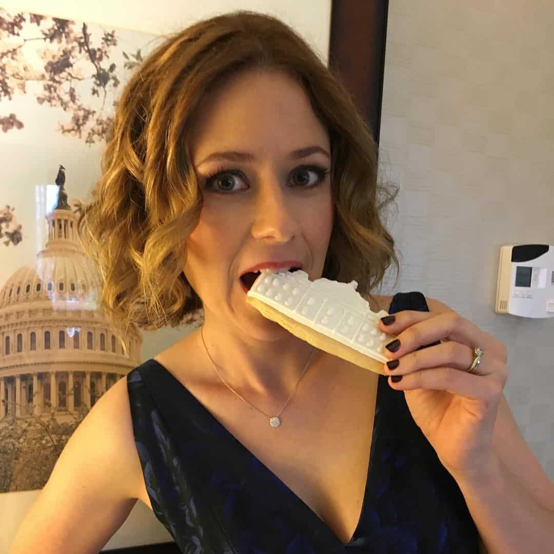 Jenna Fischer eating 