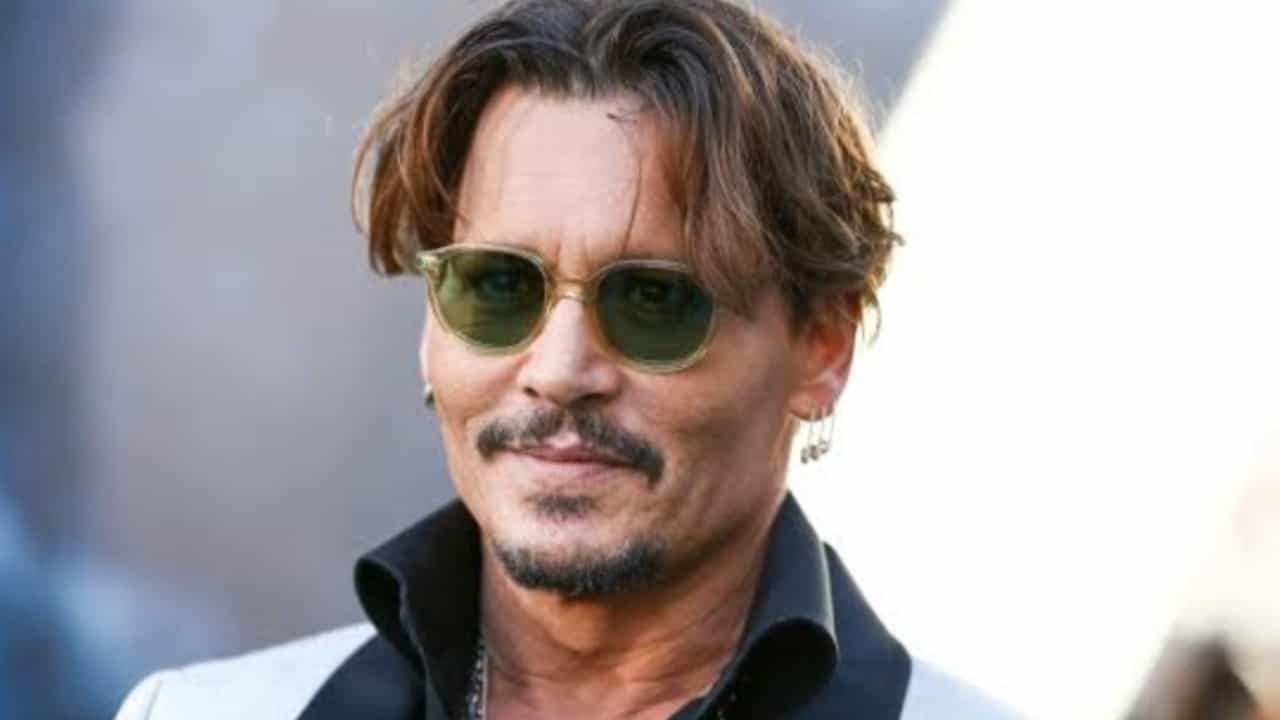 Com quem Johnny Depp está namorando em 2023?