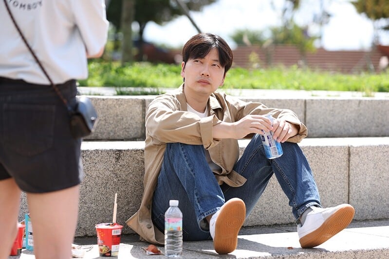 Lee Dong Hwi trong phim điện ảnh Maybe We Broke Up (Tín dụng: 26 Company)