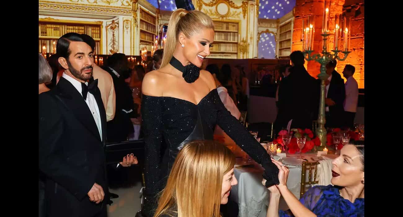 Paris Hilton saluda a otros en Met Gala 2023