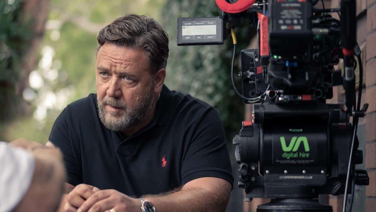 Russell Crowe While Shooting Poker Face