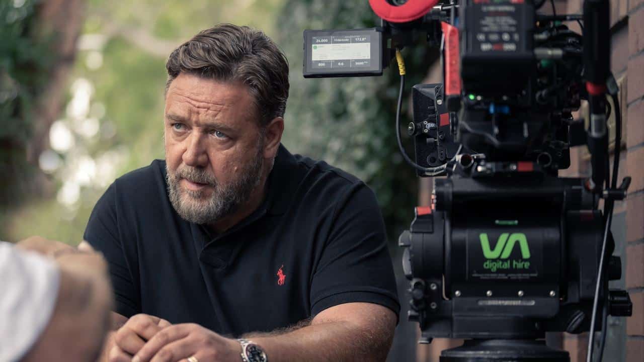 Russell Crowe mientras dispara cara de póquer