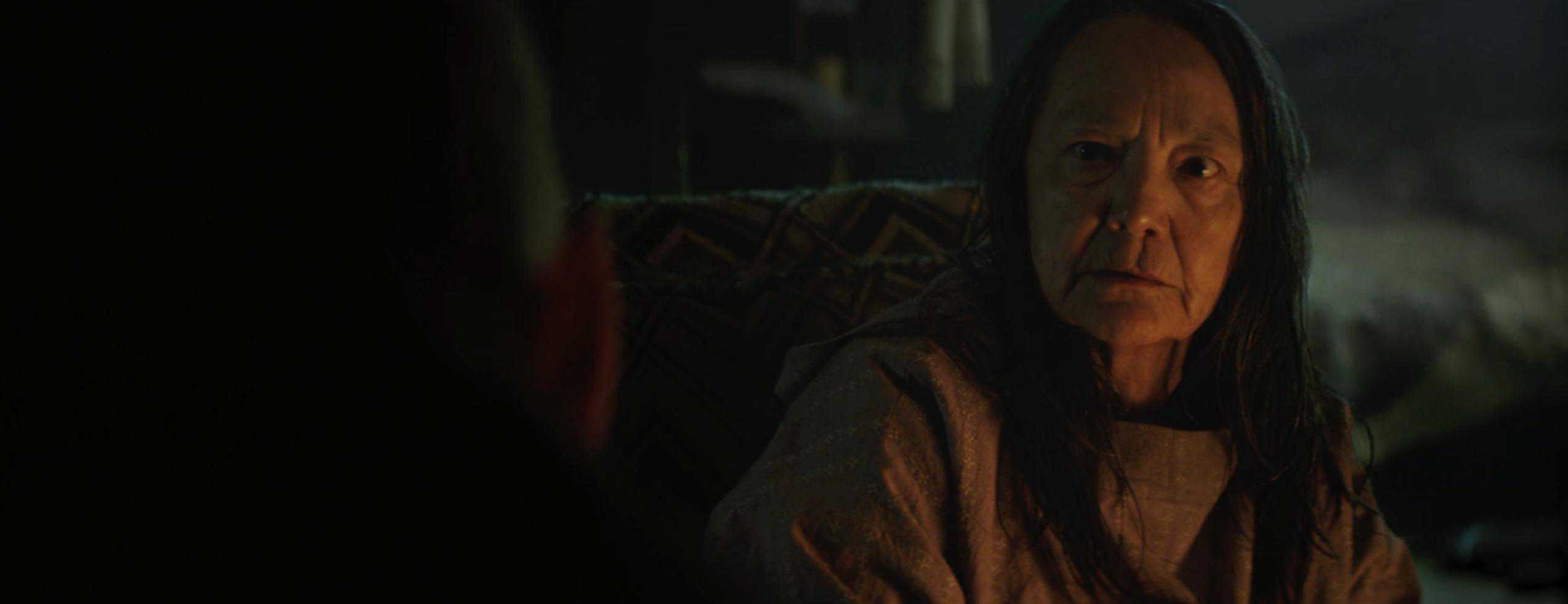 Tantoo Cardinal dans le rôle d'Illanaq dans le film Hold The Dark (Crédits : Netflix)