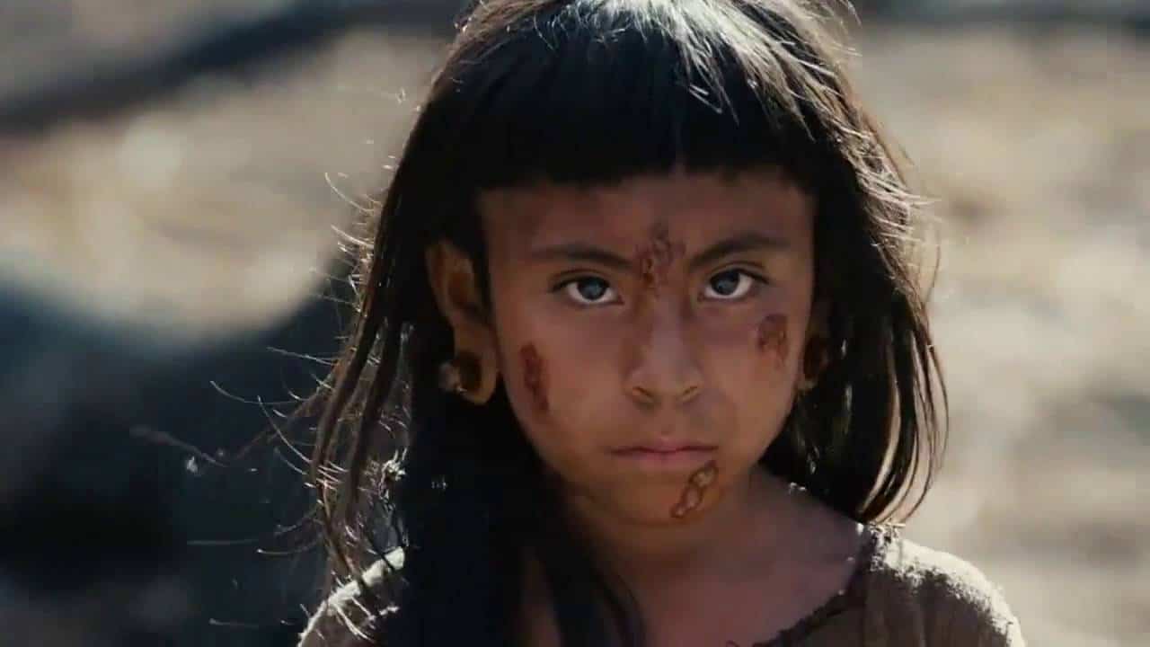 Một cô thôn nữ trẻ chết trong phim Apocalypto (Tín dụng: Touchstone Pictures)
