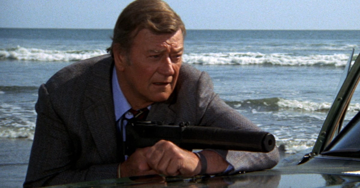 John Wayne ở Bờ biển Thái Bình Dương cho bộ phim của anh ấy, McQ (Hình: Warner Bros.)