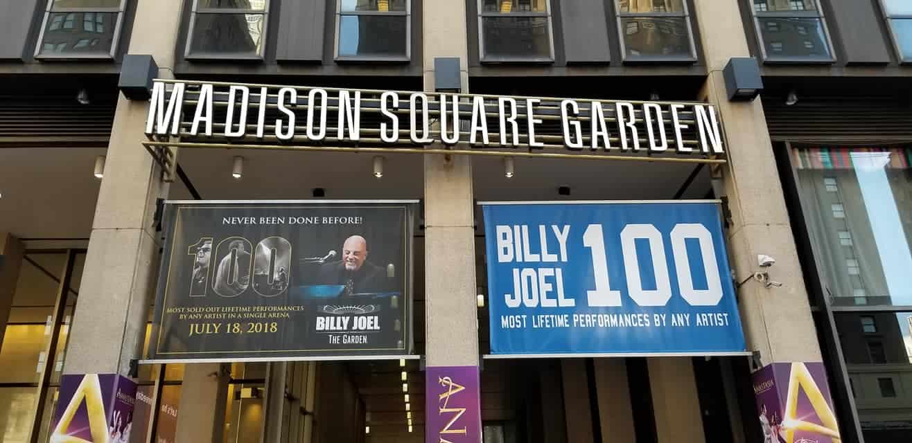 Biểu ngữ bột ngọt cho buổi biểu diễn thứ 100 trong đời của Billy Joel