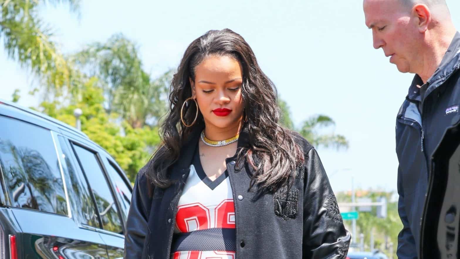 Rihanna đã được phát hiện ra ngoài ở LA