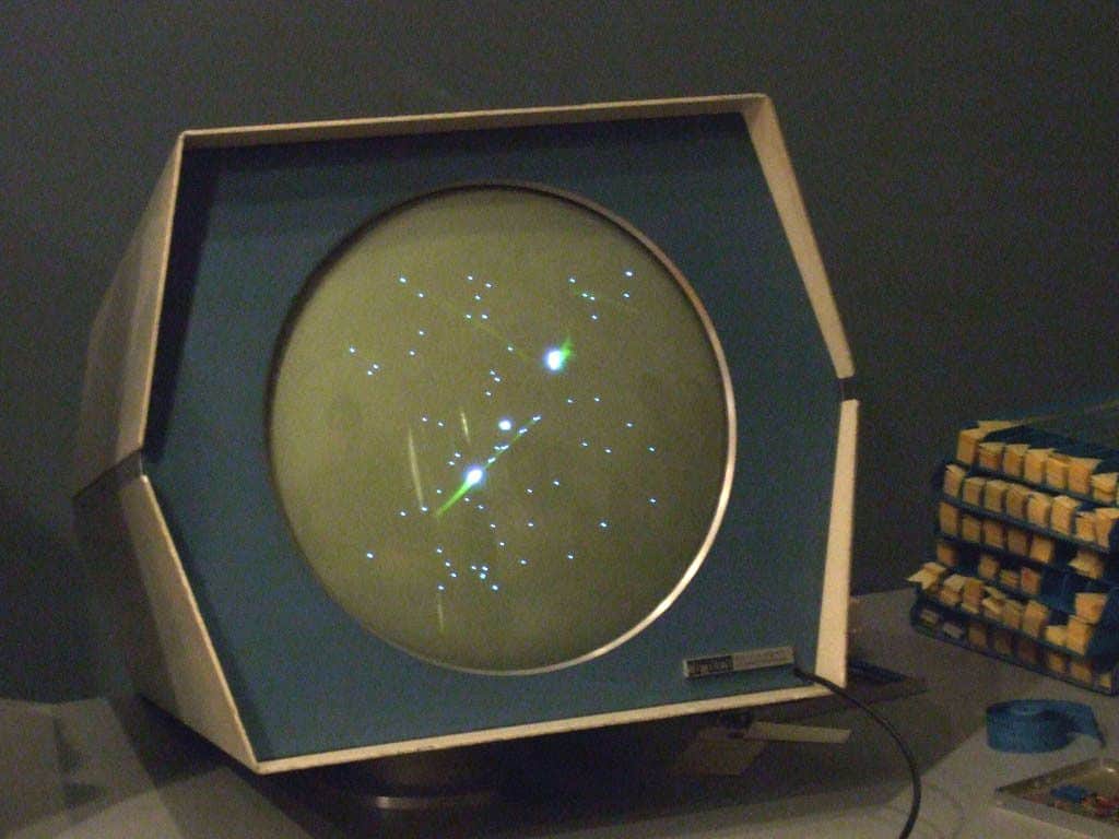 trò chơi cạnh tranh với 'Cuộc chiến không gian!'  khi người chơi tham gia vào các trận chiến không gian khốc liệt trên máy tính lớn PDP-1.