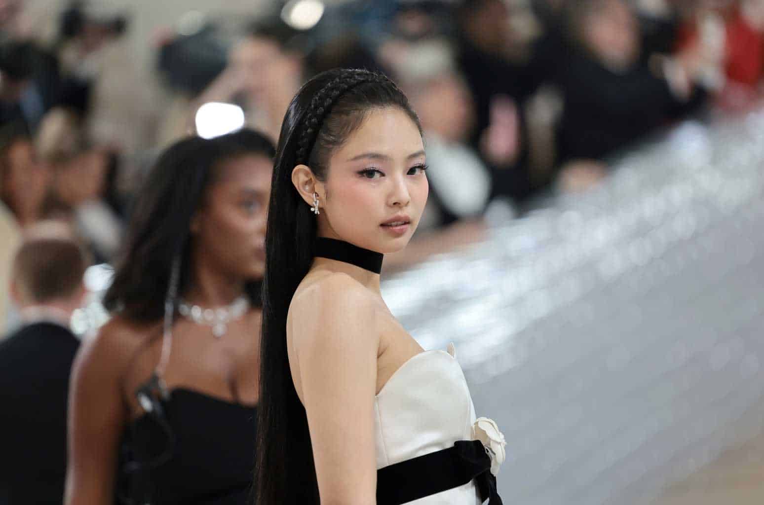Why Jennie kim left the stage in their concert