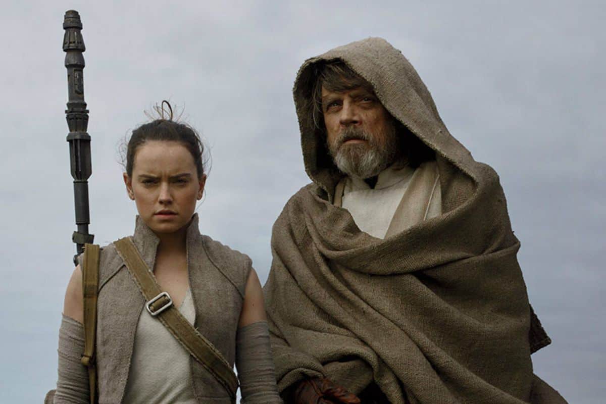 Daisy Ridley como Rey y Mark Hamill como Luke Skywalker en la película.