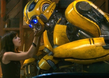 Hailee Steinfeld With The Autobot, Bumblebee, In Bumblebee