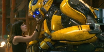 Hailee Steinfeld With The Autobot, Bumblebee, In Bumblebee
