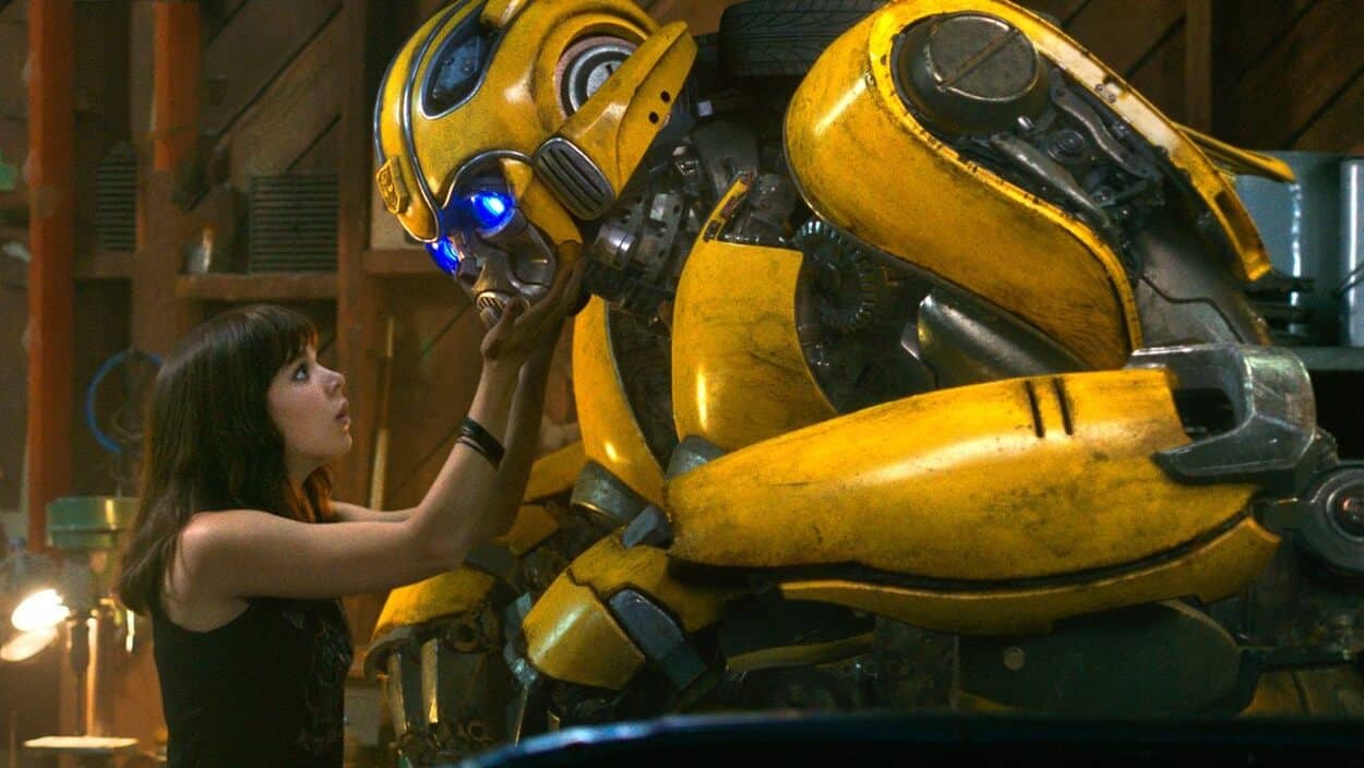 Hailee Steinfeld With The Autobot, Bumblebee, In Bumblebee