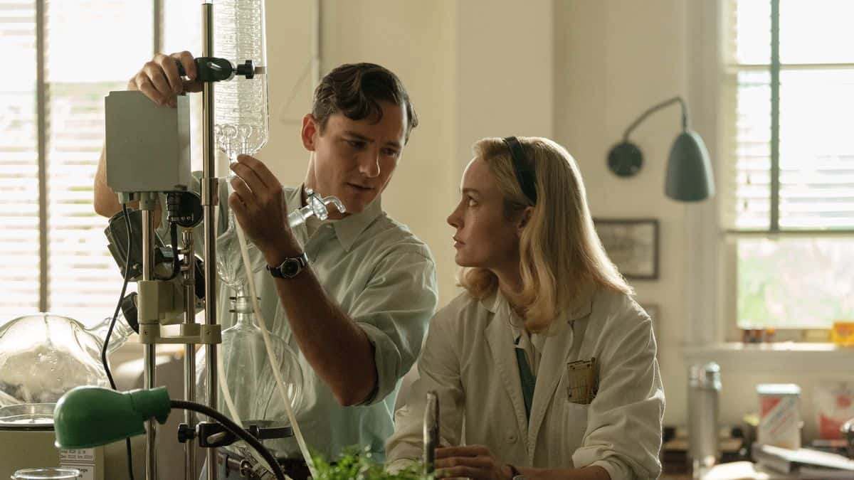 Elizabeh and Calvin in the show, Lessons in Chemistry adapted from the novel of the same name (Credits: Harper's BAZAAR)