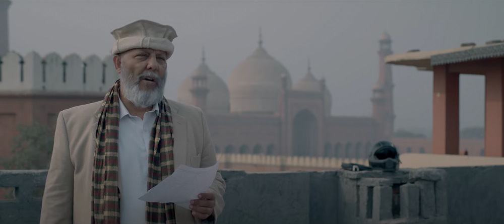 Rahat recording his apology video in the film, Zindagi Tamasha (Credits: Khoosat Films)