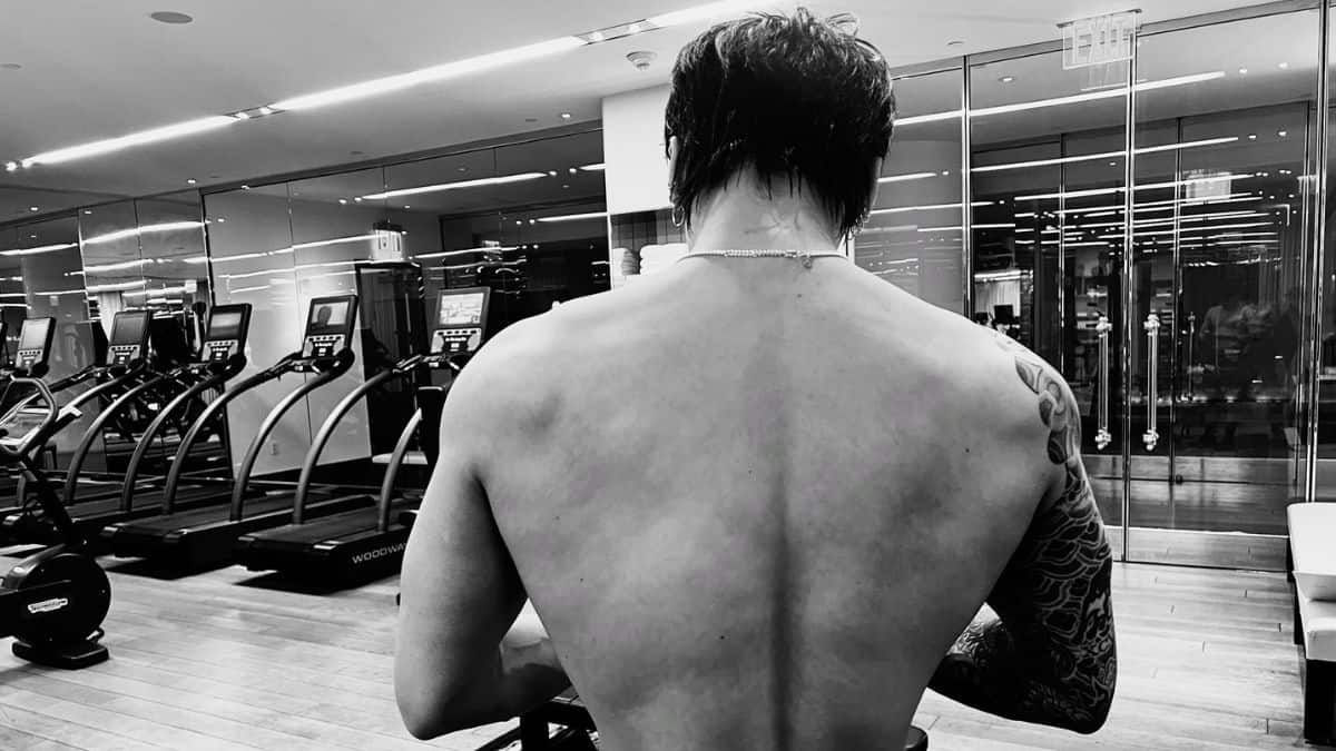 Jungkook flaunts his physique in the new Weverse post