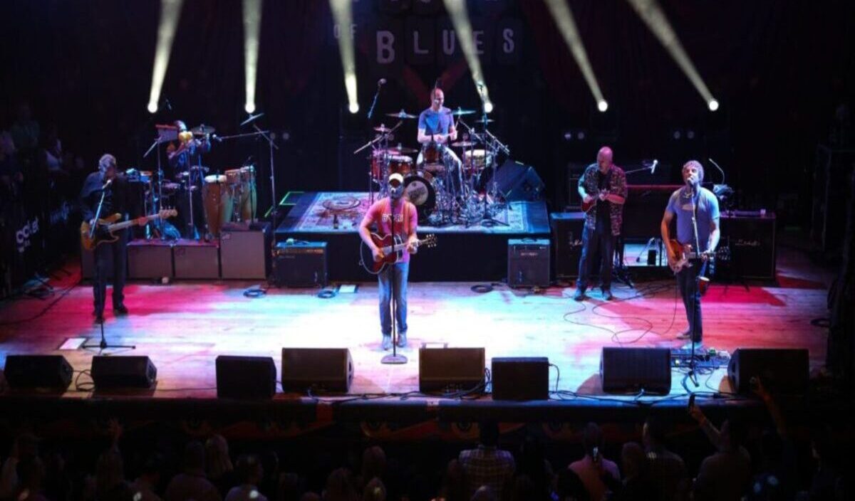 Hootie & the Blowfish performing in a concert
