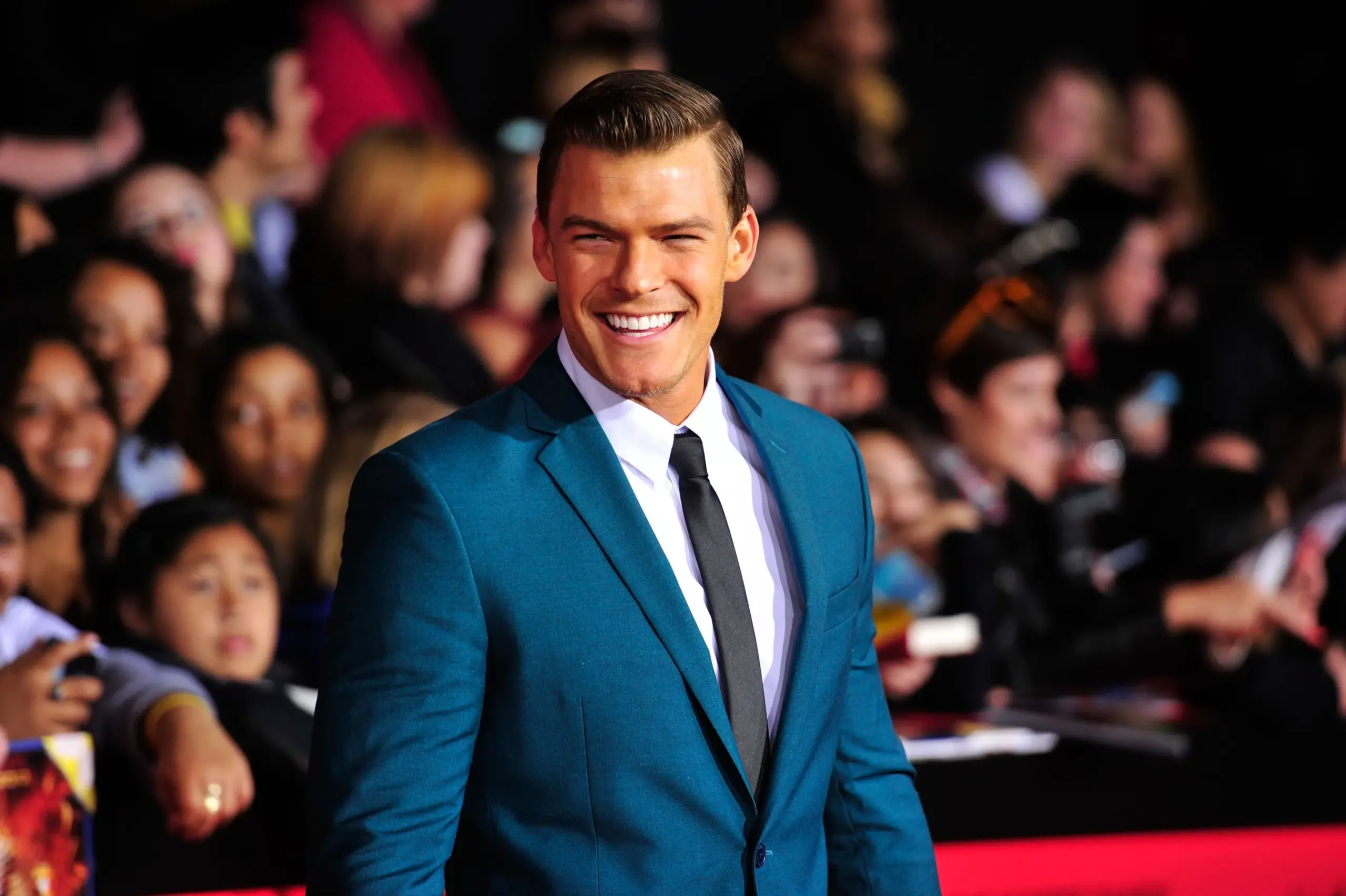 How Tall & Big is Alan Ritchson?
