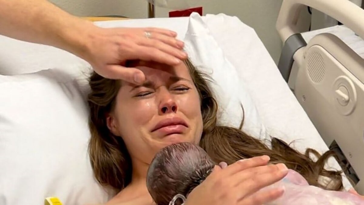 Jessa Seewald gets emotional after seeing her child.