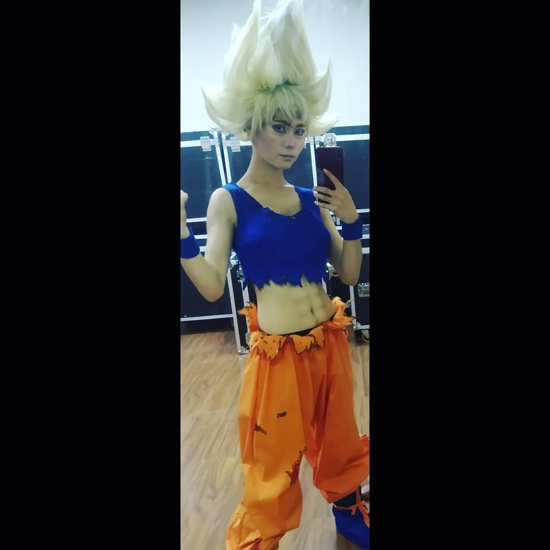 Female Goku Cosplay From Dragon Ball