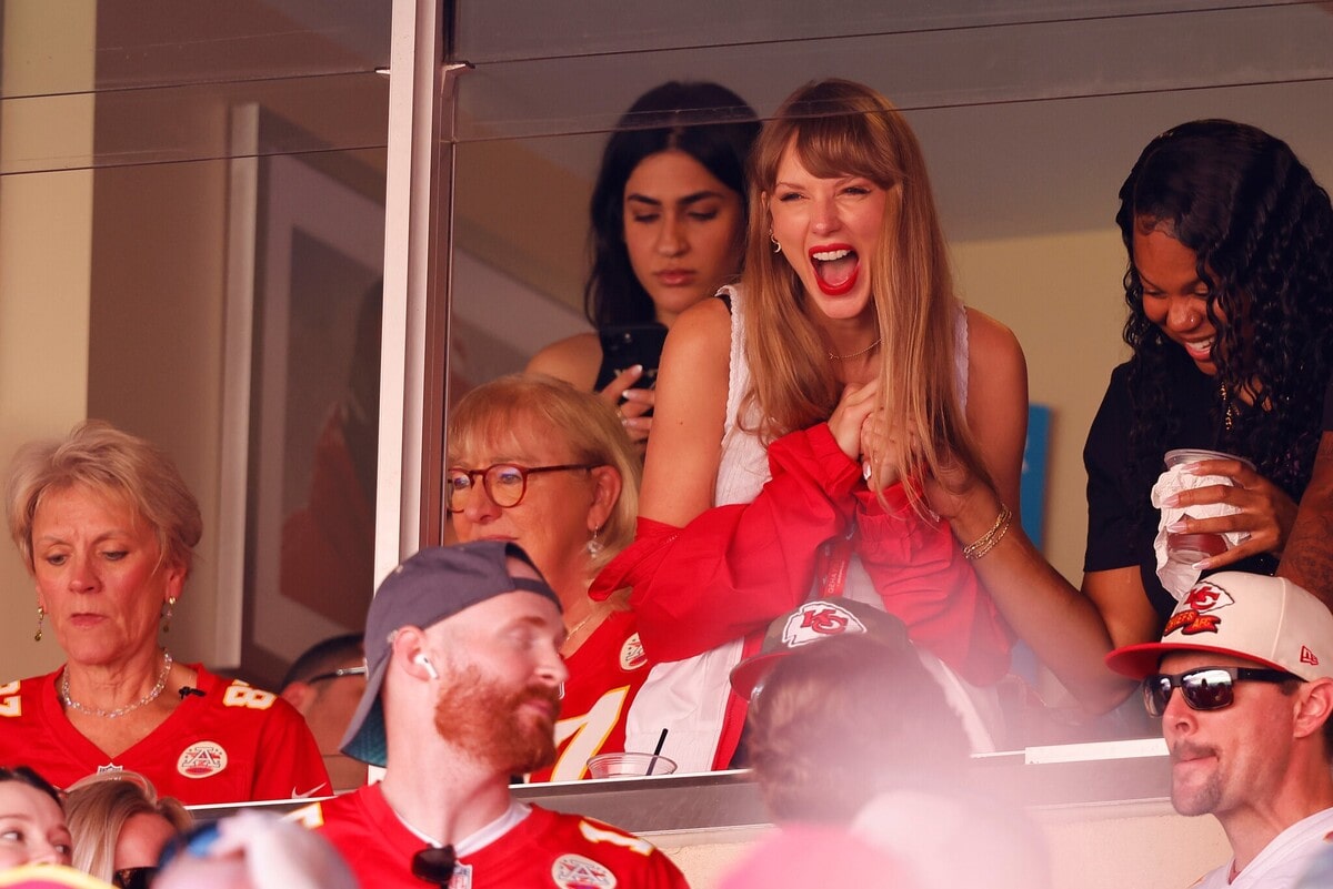 Taylor Swift comes to support her boyfriend.