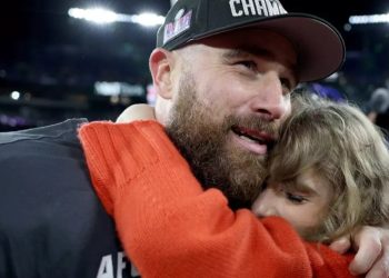 Travis Kelce And Taylor Swift Share Sweet Victory Kiss As Chiefs Secure 2024 Super Bowl Spot