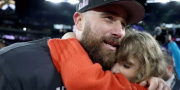 Travis Kelce And Taylor Swift Share Sweet Victory Kiss As Chiefs Secure 2024 Super Bowl Spot