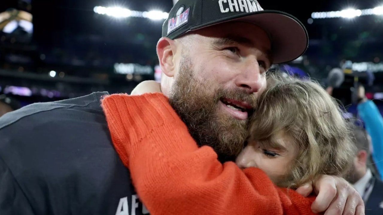 Travis Kelce And Taylor Swift Share Sweet Victory Kiss As Chiefs Secure 2024 Super Bowl Spot